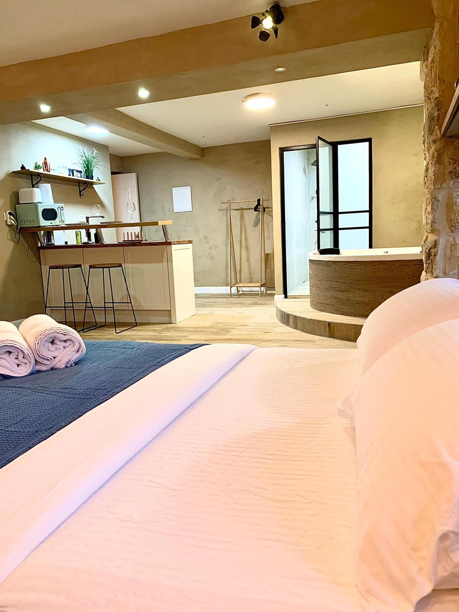 Boutique Apartment In Heart Of حيفا الغرفة الصورة